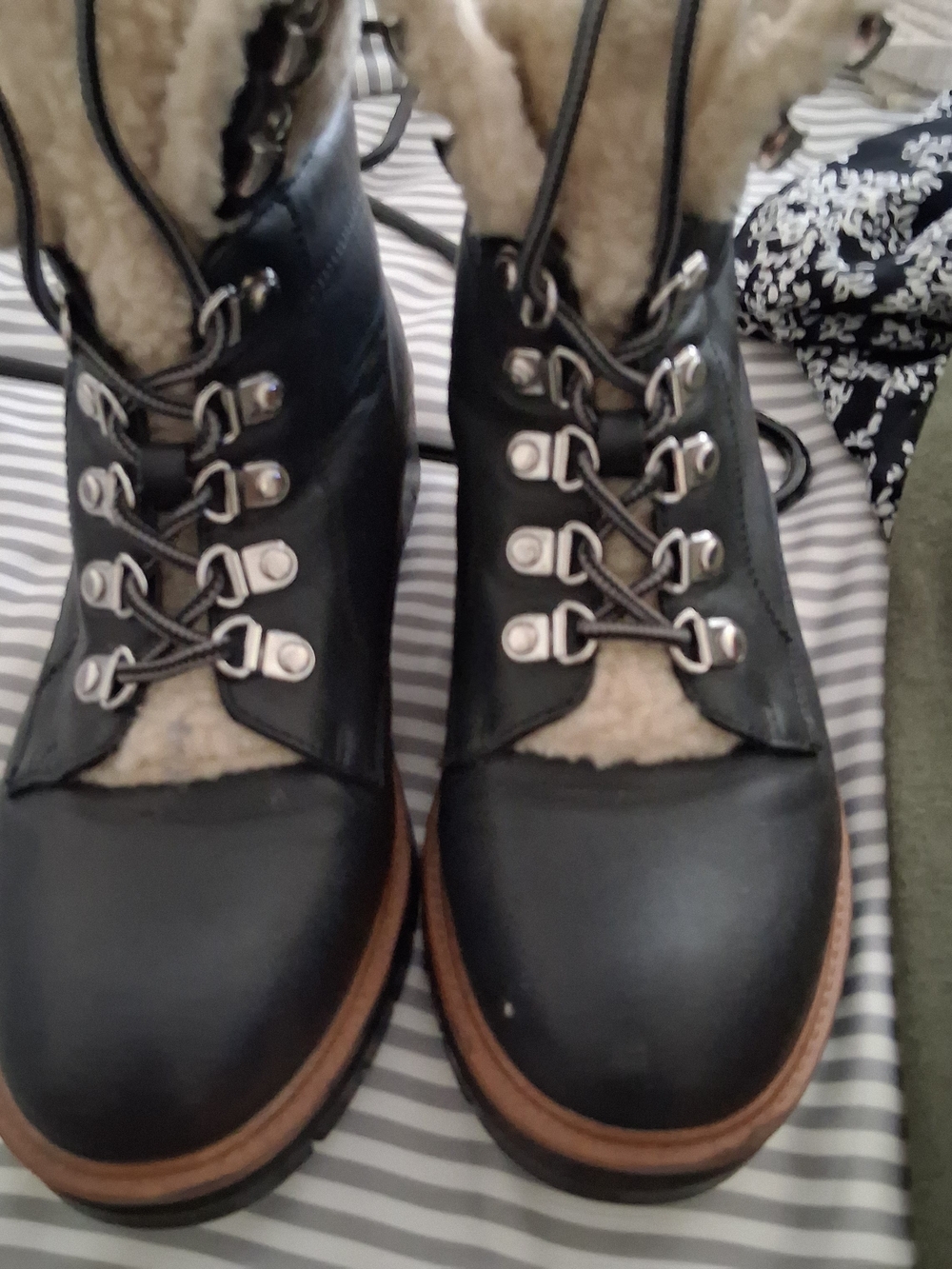 Black Sherpa-Lined Women’s Lace-Up Winter Boots